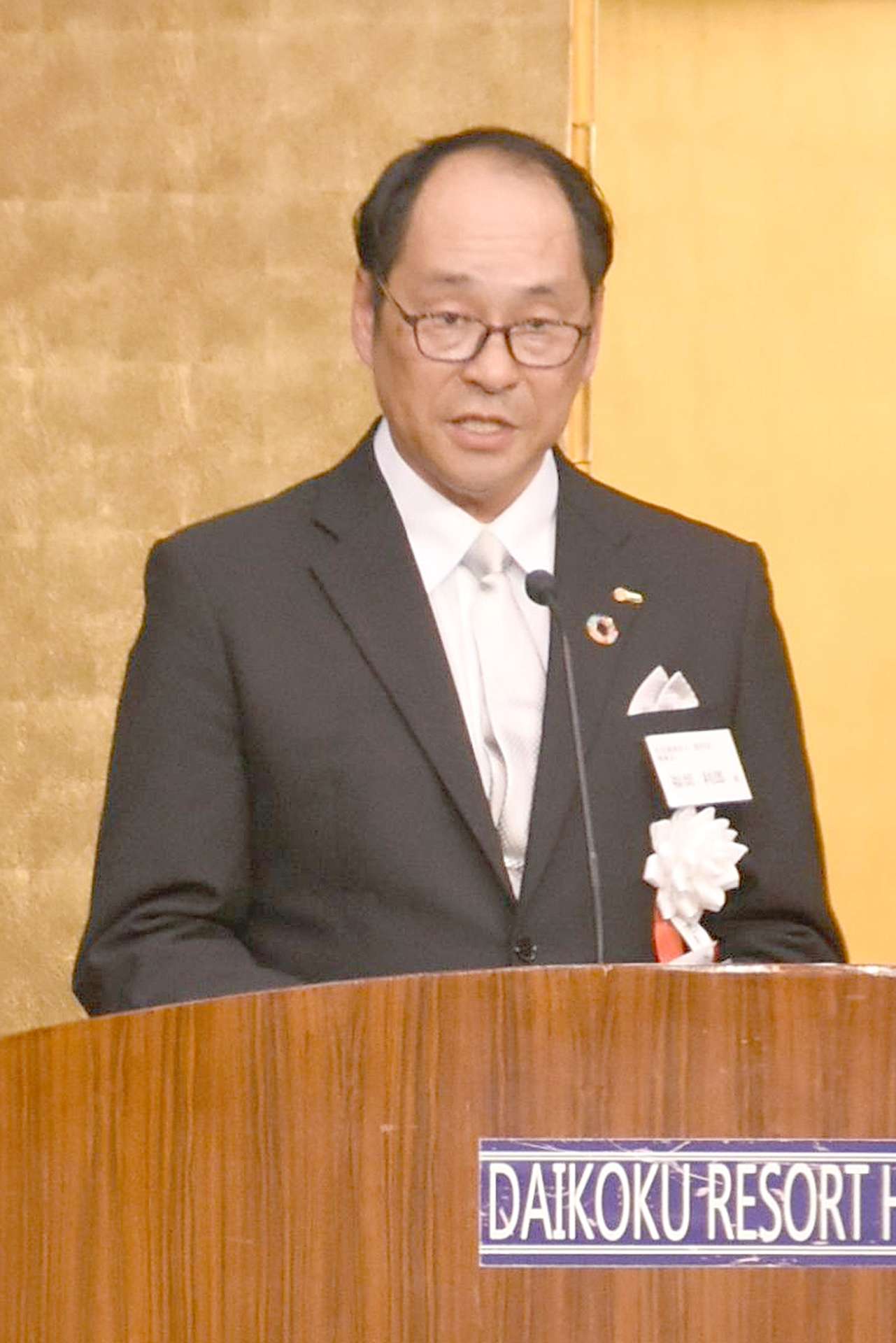 感謝の集いであいさつする福留利郎理事長＝８日、志布志市