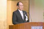 感謝の集いであいさつする福留利郎理事長＝８日、志布志市