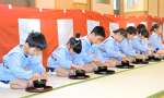 お点前を披露する園児＝８日、指宿市山川のたいせいこども園