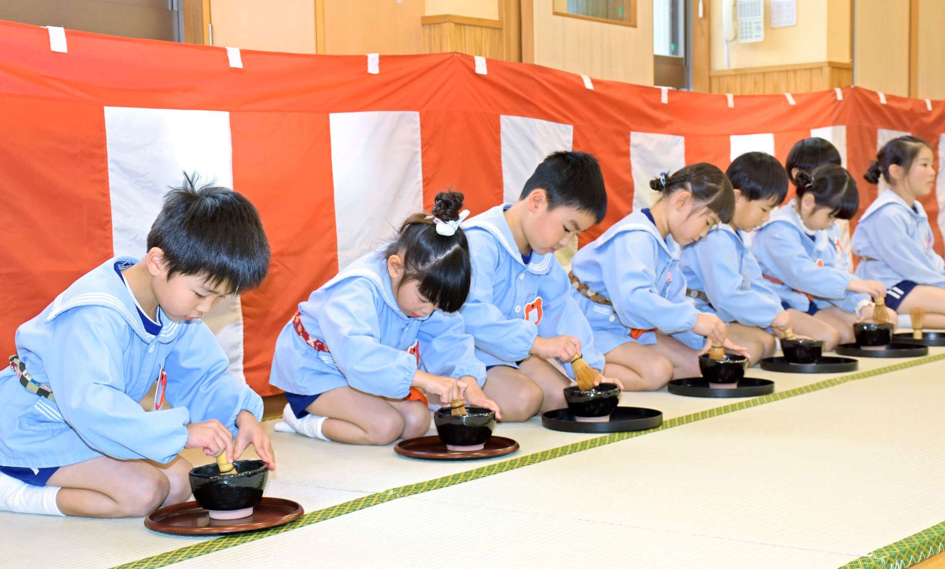 お点前を披露する園児＝８日、指宿市山川のたいせいこども園