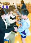 保護者にお茶を運ぶ園児＝８日、指宿市山川のたいせいこども園