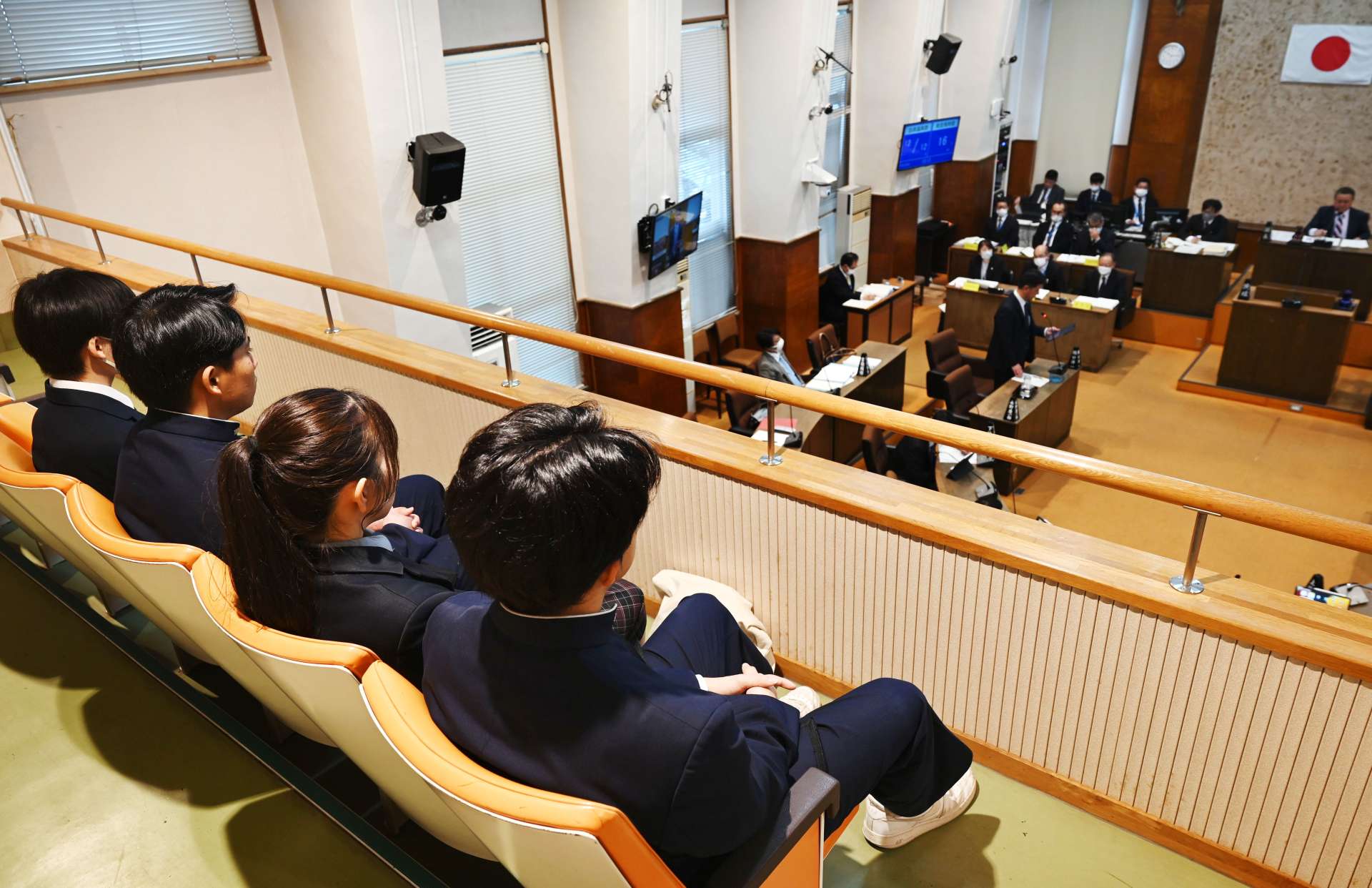 本会議を傍聴する明推協委員の高校生＝枕崎市議会議事堂