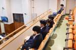 本会議を傍聴する明推協委員の高校生＝枕崎市議会議事堂