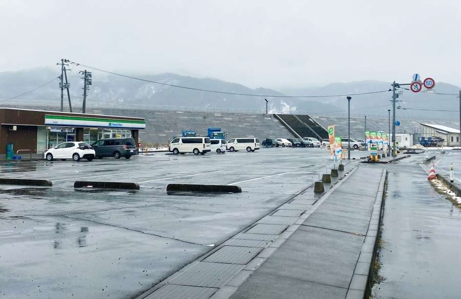 東日本大震災で避難途中の母子が津波に遭ったコンビニエンスストア。その後、店の裏の防潮堤がかさ上げされた＝５日、岩手県宮古市金浜