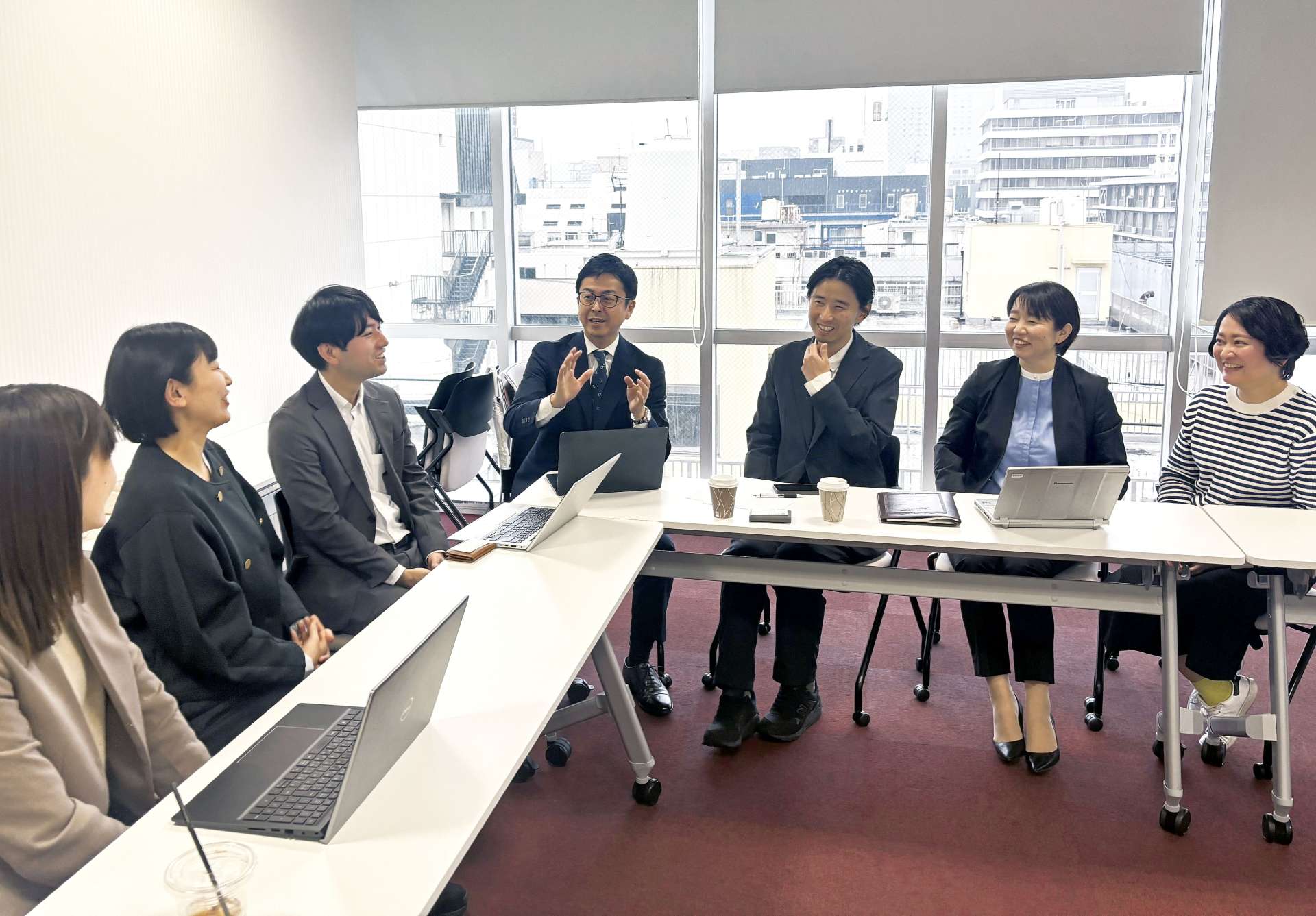 「誰もが働きやすい職場」について意見を交わす大分合同新聞社の「ジェンダー平等チーム」メンバーら＝４日午前、大分市