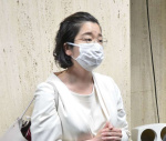 会合冒頭のあいさつを終え、報道陣の取材に応じる尾辻朋実氏＝１０日、鹿児島市