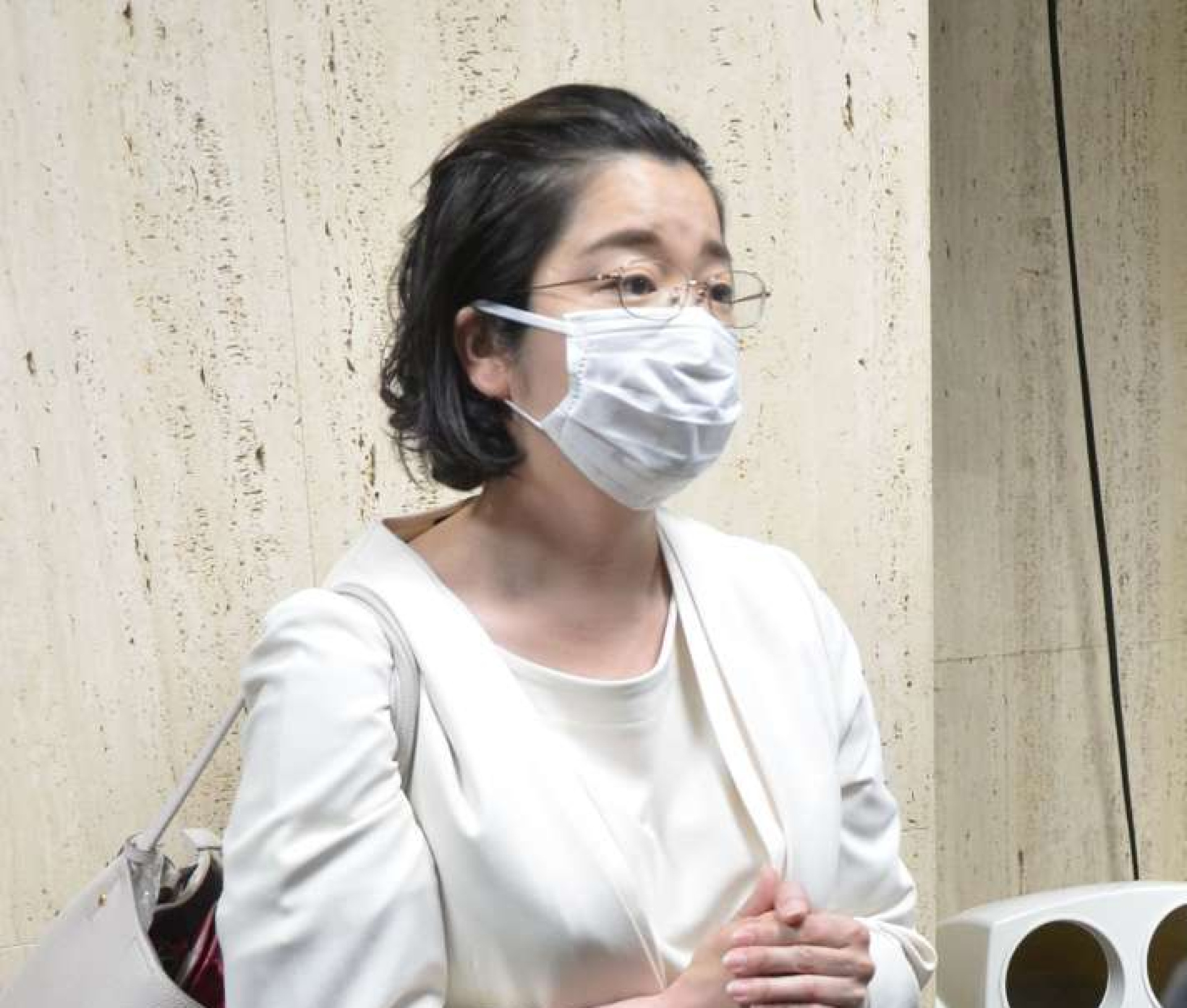 会合冒頭のあいさつを終え、報道陣の取材に応じる尾辻朋実氏＝１０日、鹿児島市