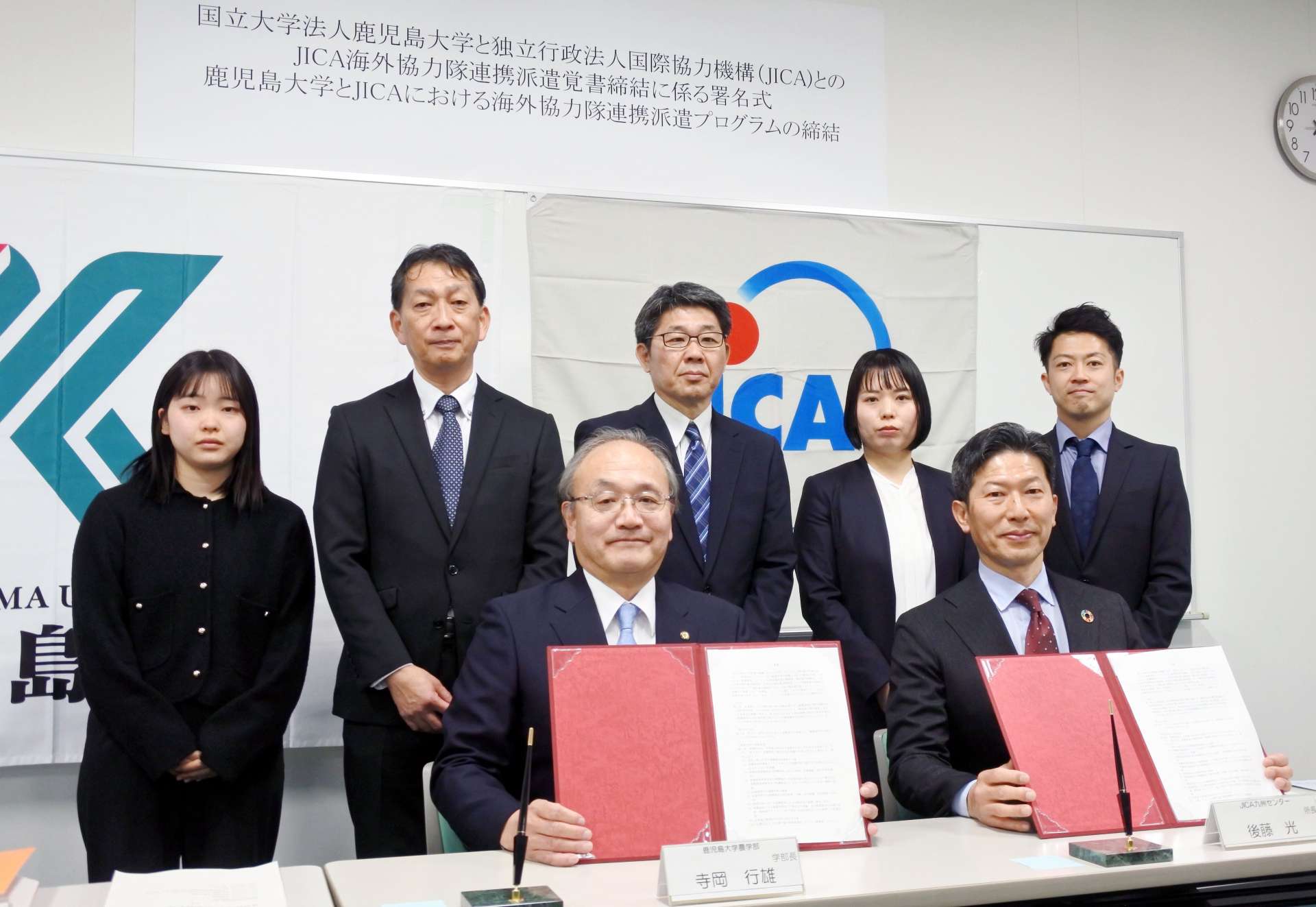 海外協力隊連携派遣の覚書に署名した鹿児島大とＪＩＣＡの関係者と、隊員としてマダガスカルへ渡航予定の朝長寿奈子さん（左）＝１０日、鹿児島市の鹿大郡元キャンパス