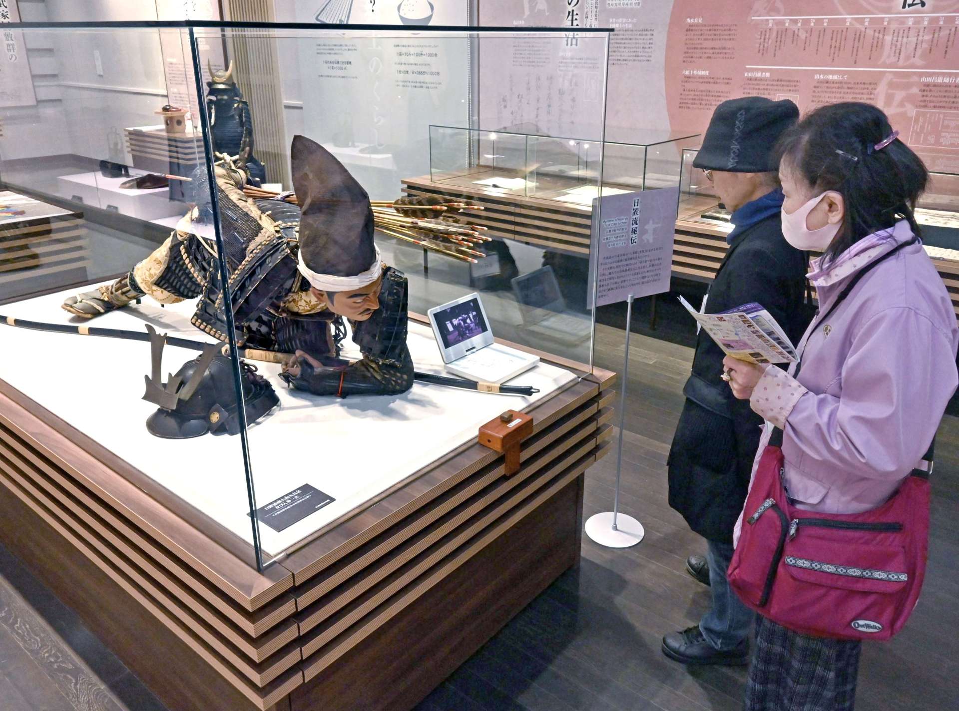 日置流腰矢指矢の人形に見入る参加者＝出水市の出水麓歴史館
