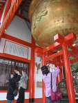 大鈴を撮影する参加者＝出水市の箱崎八幡神社