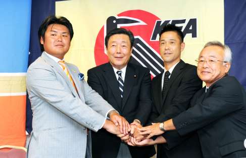 〈関連〉２０１３年８月、クラブ統合合意を喜ぶ徳重剛・ＦＣ鹿児島代表（左）、湯脇健一郎・ヴォルカ鹿児島代表（左から３人目）、鹿児島県サッカー協会関係者＝鹿児島市のサンロイヤルホテル