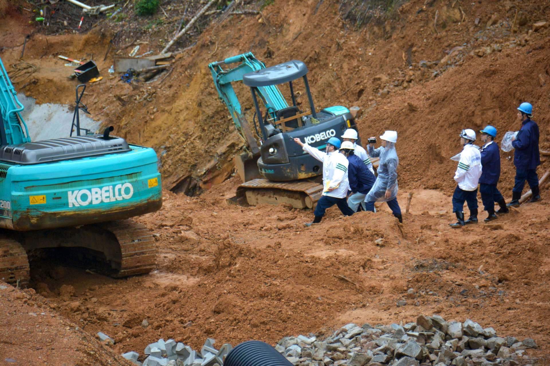 〈資料写真〉２０１３年４月、盛り土崩落事故現場を実況見分する瀬戸内署員ら＝宇検村湯湾