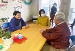 災害復興住宅の集会所で懇談する長谷川牧子さん（左）ら＝５日、岩手県宮古市