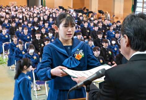 卒業証書を受け取る卒業生＝１２日午前、鹿児島市の西紫原中学校