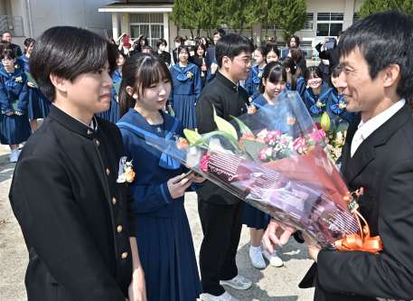 恩師に花束を贈り感謝を伝える卒業生＝１２日午前、鹿児島市の西紫原中学校
