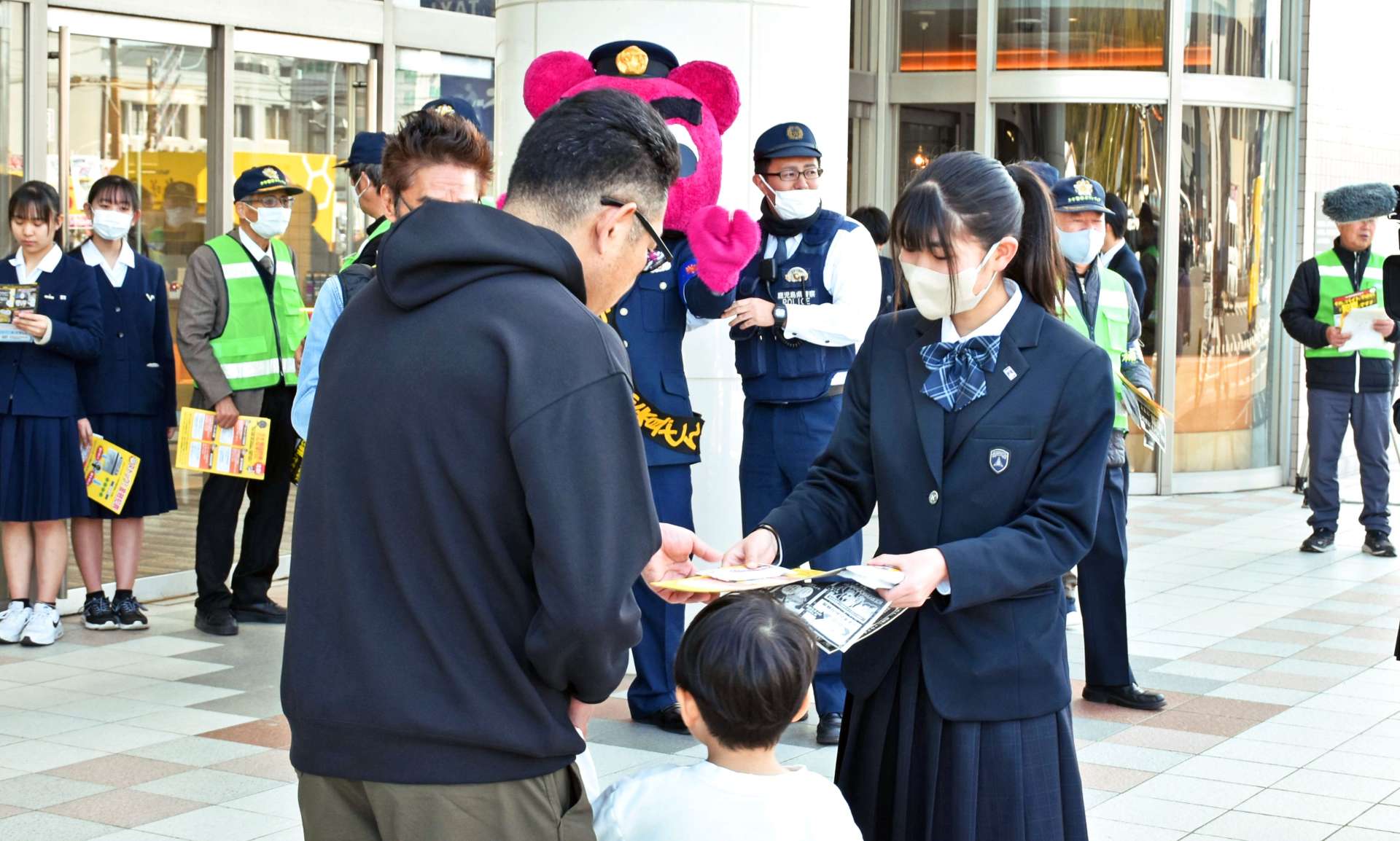 買い物客にチラシを配る高校生＝鹿屋市白崎町