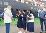外国人クルーズ船客に観光案内する金久中学生＝奄美市名瀬の名瀬港