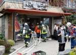 店内に入る消防隊員ら＝１２日午後３時ごろ、鹿児島市与次郎１丁目