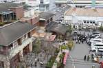 火災のため店の外に避難する来店客や従業員＝１２日午後３時ごろ、鹿児島市与次郎１丁目