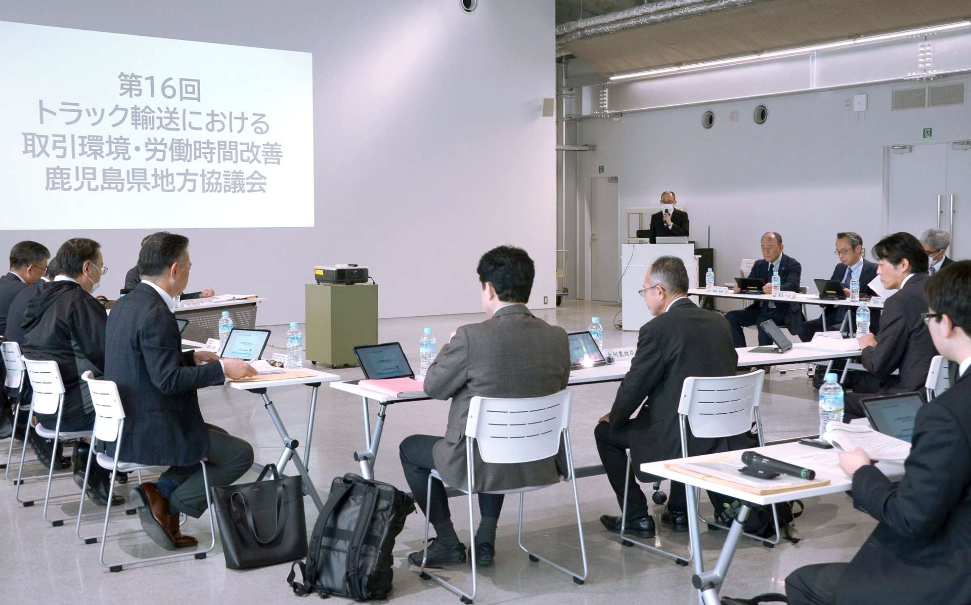トラック業界の環境改善に向けて議論する会合＝１２日、鹿児島市の県トラック研修センター