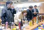 だしで割った焼酎を試飲する参加者＝１２日、鹿児島市千日町のセンテラス天文館