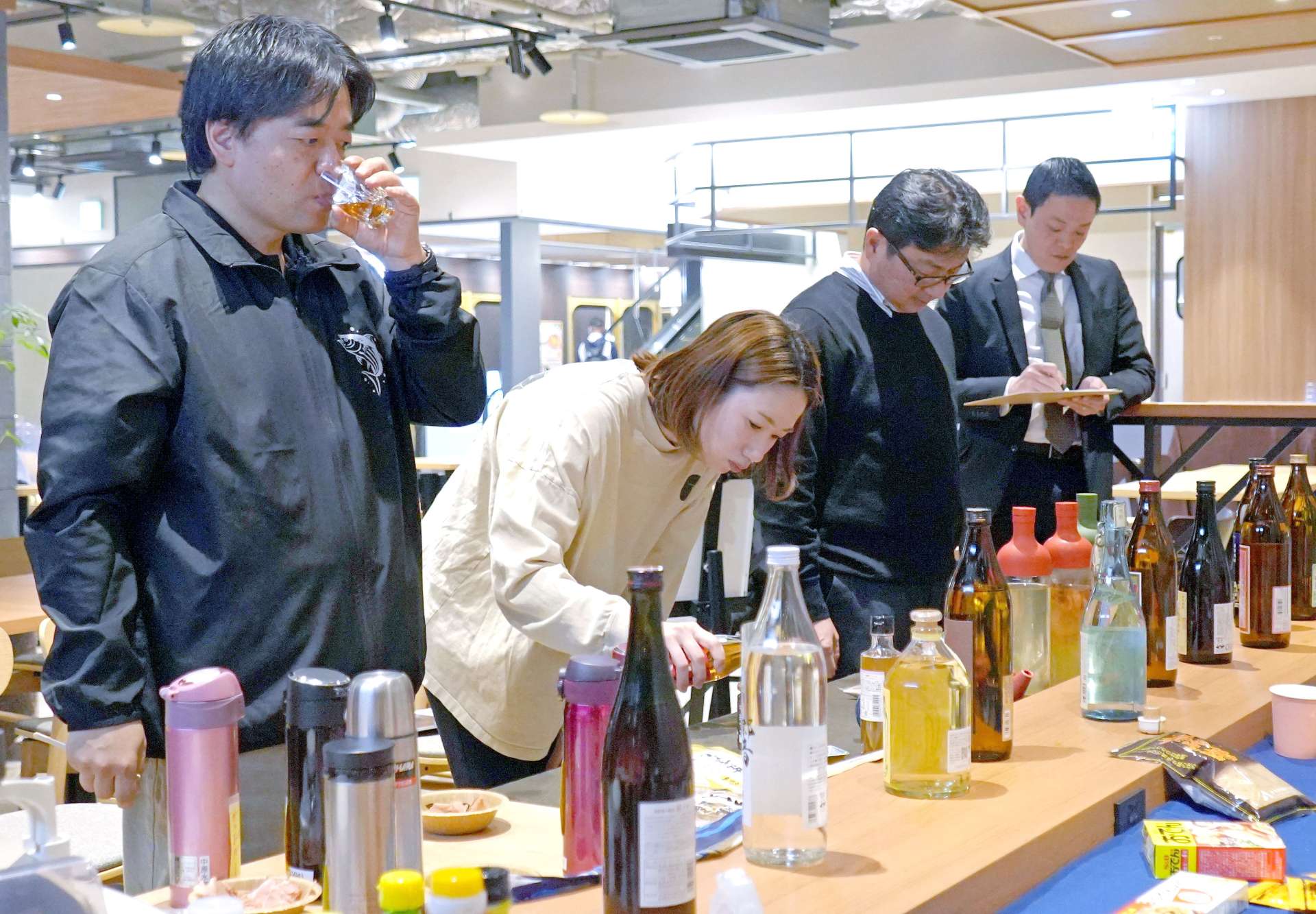 だしで割った焼酎を試飲する参加者＝１２日、鹿児島市千日町のセンテラス天文館