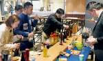 だしで割った焼酎を試飲する参加者ら＝１２日、鹿児島市千日町のセンテラス天文館