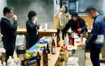 だしで割った焼酎を試飲する参加者ら＝１２日、鹿児島市千日町のセンテラス天文館