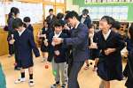 けん玉を楽しむ児童＝出水市の野田小学校