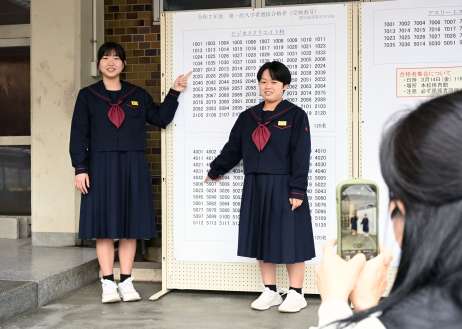 同級生と記念撮影する受験生＝１３日、鹿児島市の鹿児島商業高校