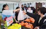 県内ＪＡが農産物を販売したイベント＝１３日、鹿児島市のたわわタウン谷山