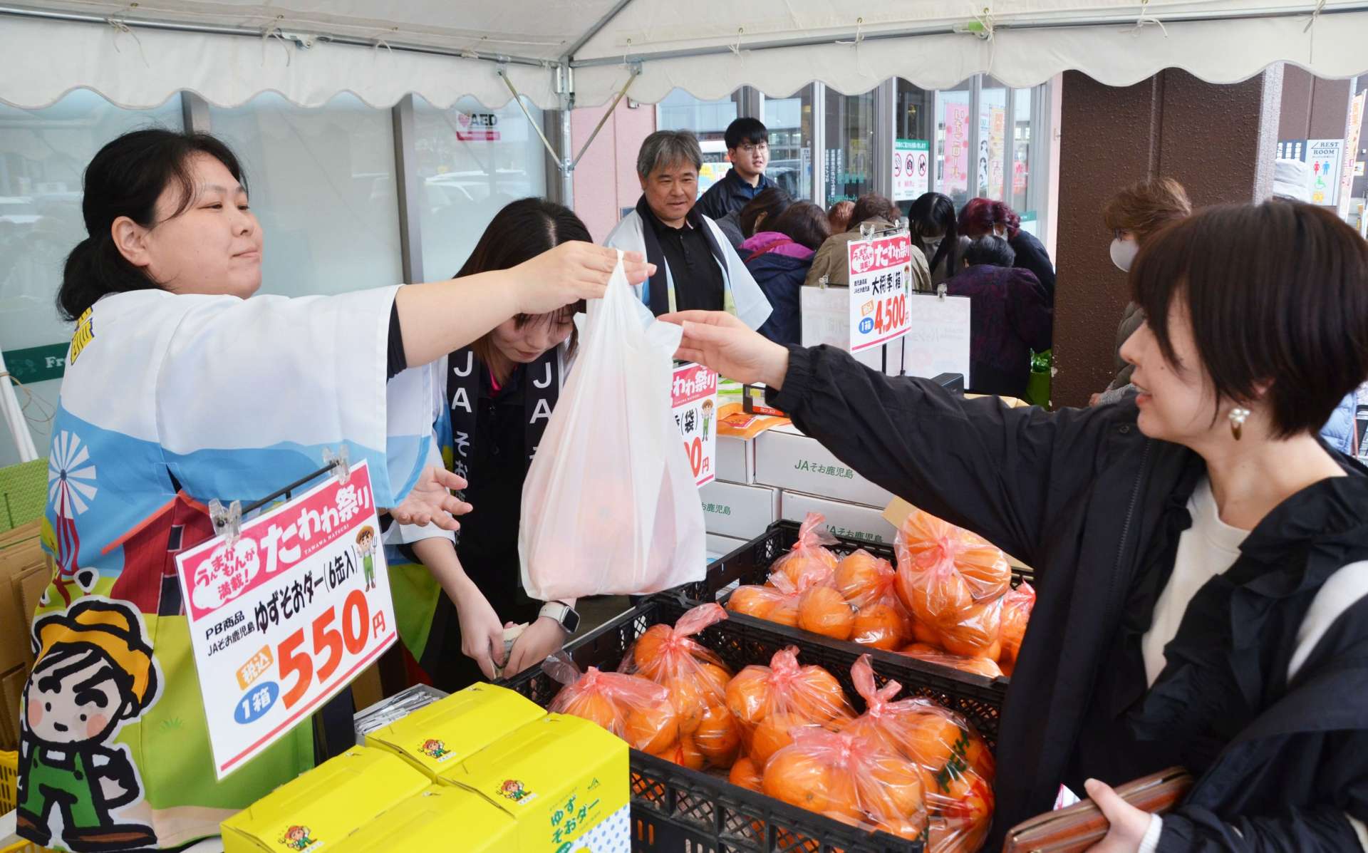 県内ＪＡが農産物を販売したイベント＝１３日、鹿児島市のたわわタウン谷山