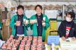 イチゴやおはぎなどを販売するＪＡさつま日置＝１３日、鹿児島市のたわわタウン谷山