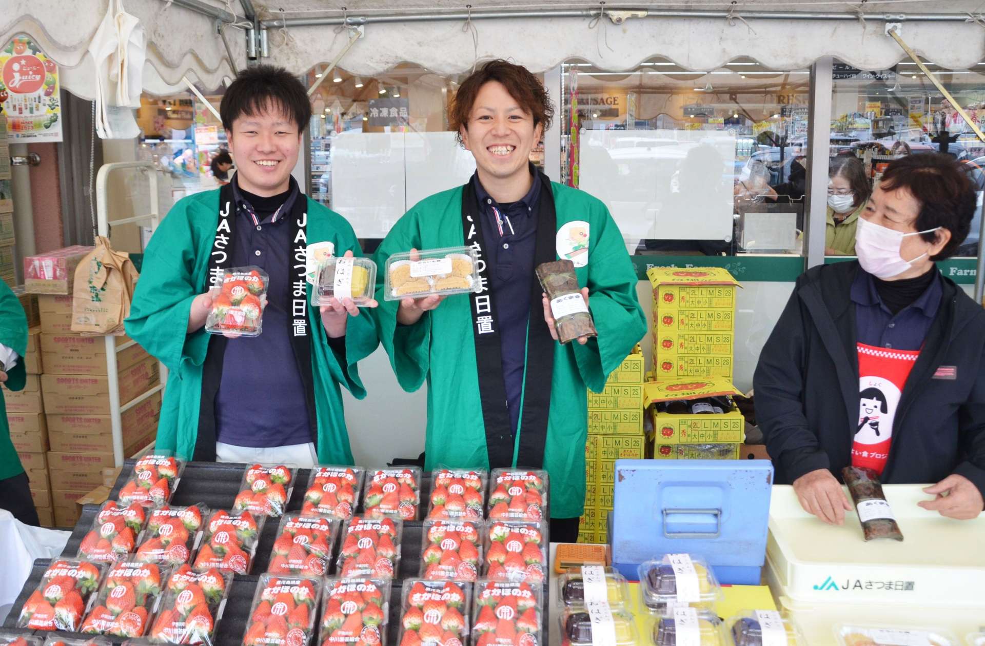 イチゴやおはぎなどを販売するＪＡさつま日置＝１３日、鹿児島市のたわわタウン谷山