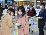 医療・介護職員の処遇改善を訴え署名を呼びかける関係者＝１３日、鹿児島市東千石町