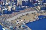 県の新総合体育館事業が計画されるドルフィンポート跡地（中央）＝鹿児島市、２０２４年１月、本社チャーター機から撮影