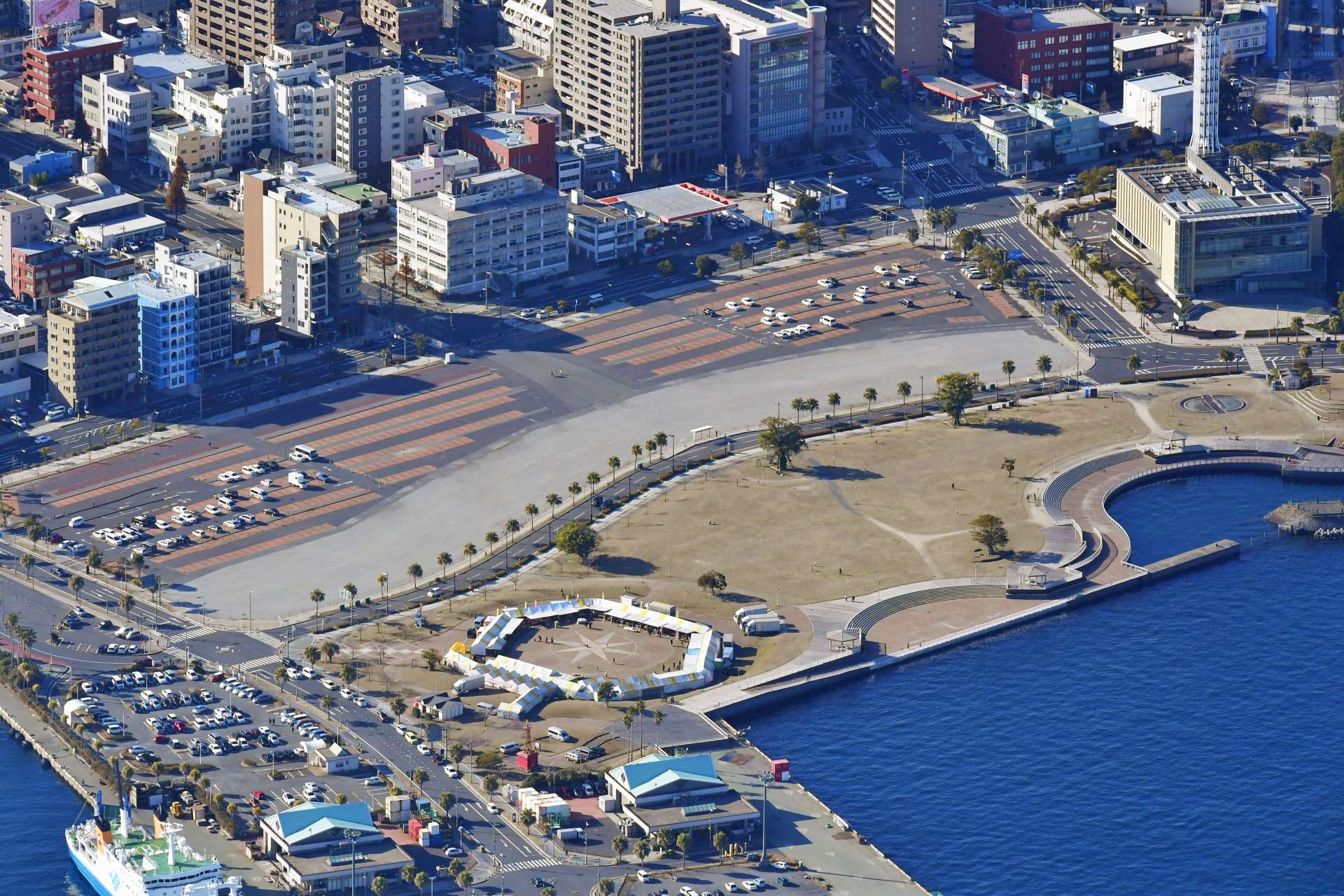 県の新総合体育館事業が計画されるドルフィンポート跡地（中央）＝鹿児島市、２０２４年１月、本社チャーター機から撮影