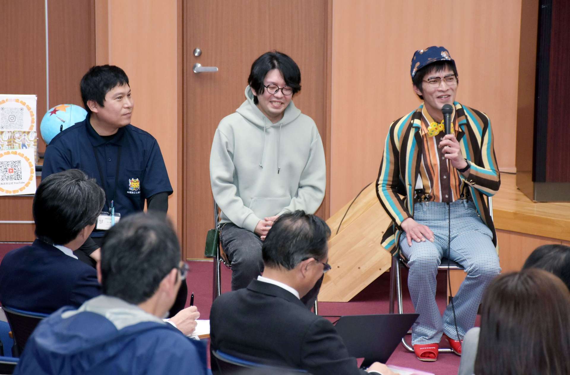 活動報告する志布志市地域おこし協力隊の３人＝１１日、同市の尚志館高校