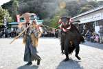 多くの見物人が見守る中、豊作を願う農耕劇が披露される太郎太郎祭＝いちき串木野市の羽島崎神社