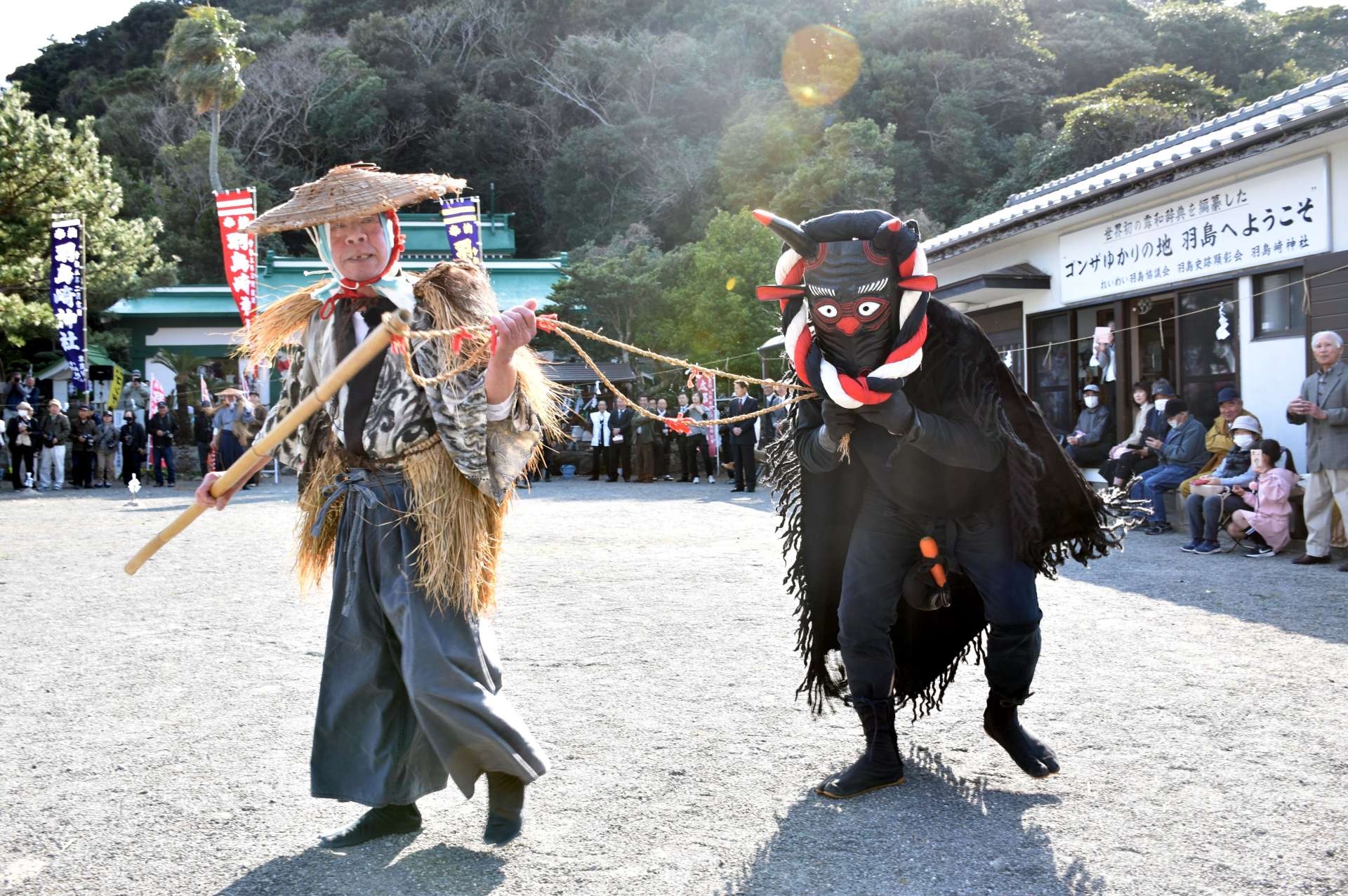 多くの見物人が見守る中、豊作を願う農耕劇が披露される太郎太郎祭＝いちき串木野市の羽島崎神社