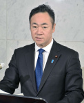 記者の質問に答える鈴木馨祐法相＝１４日、国会