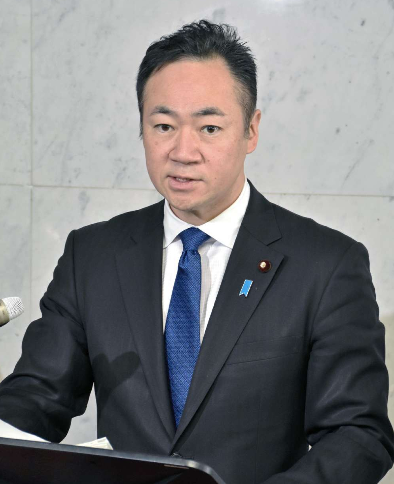 記者の質問に答える鈴木馨祐法相＝１４日、国会