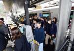 〈関連〉開業した仙巌園駅を利用する人たち＝鹿児島市吉野町