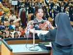 〈別カット〉笑顔で学位記を受け取る卒業生＝１５日、薩摩川内市の鹿児島純心大学