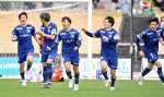 試合終了間際、ＭＦ吉尾（左から３人目）が同点ゴールを決める＝春野総合運動公園陸上競技場