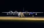 種子島空港に駐機する米軍輸送機＝２０２３年１２月１０日、中種子町