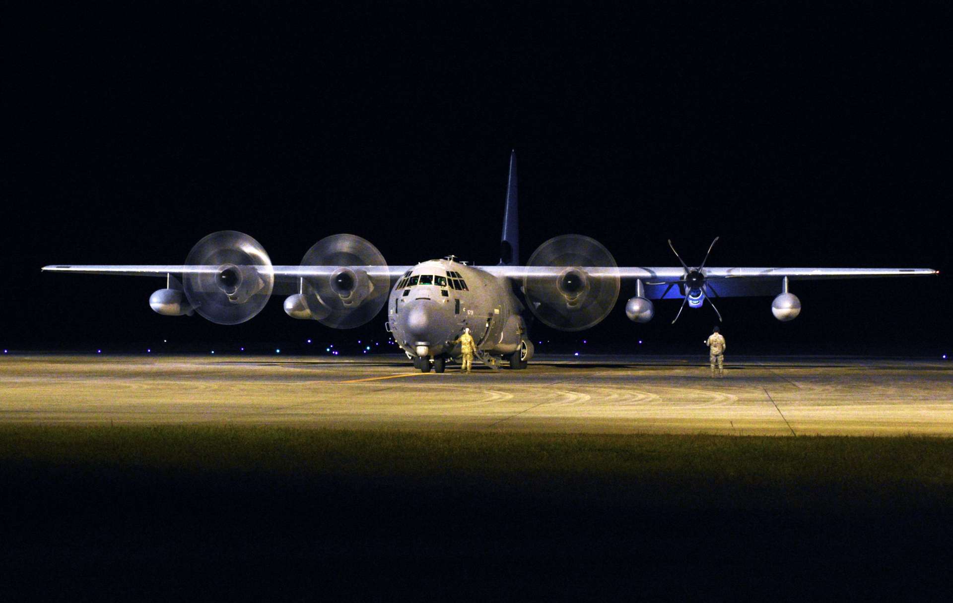 種子島空港に駐機する米軍輸送機＝２０２３年１２月１０日、中種子町