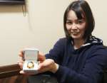 薩摩ボタンのＳＤＧｓバッジを製作した室田志保さん＝垂水市本町