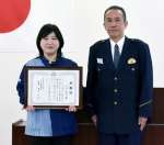 感謝状を贈られた山口あゆみさん（左）＝阿久根市の阿久根警察署