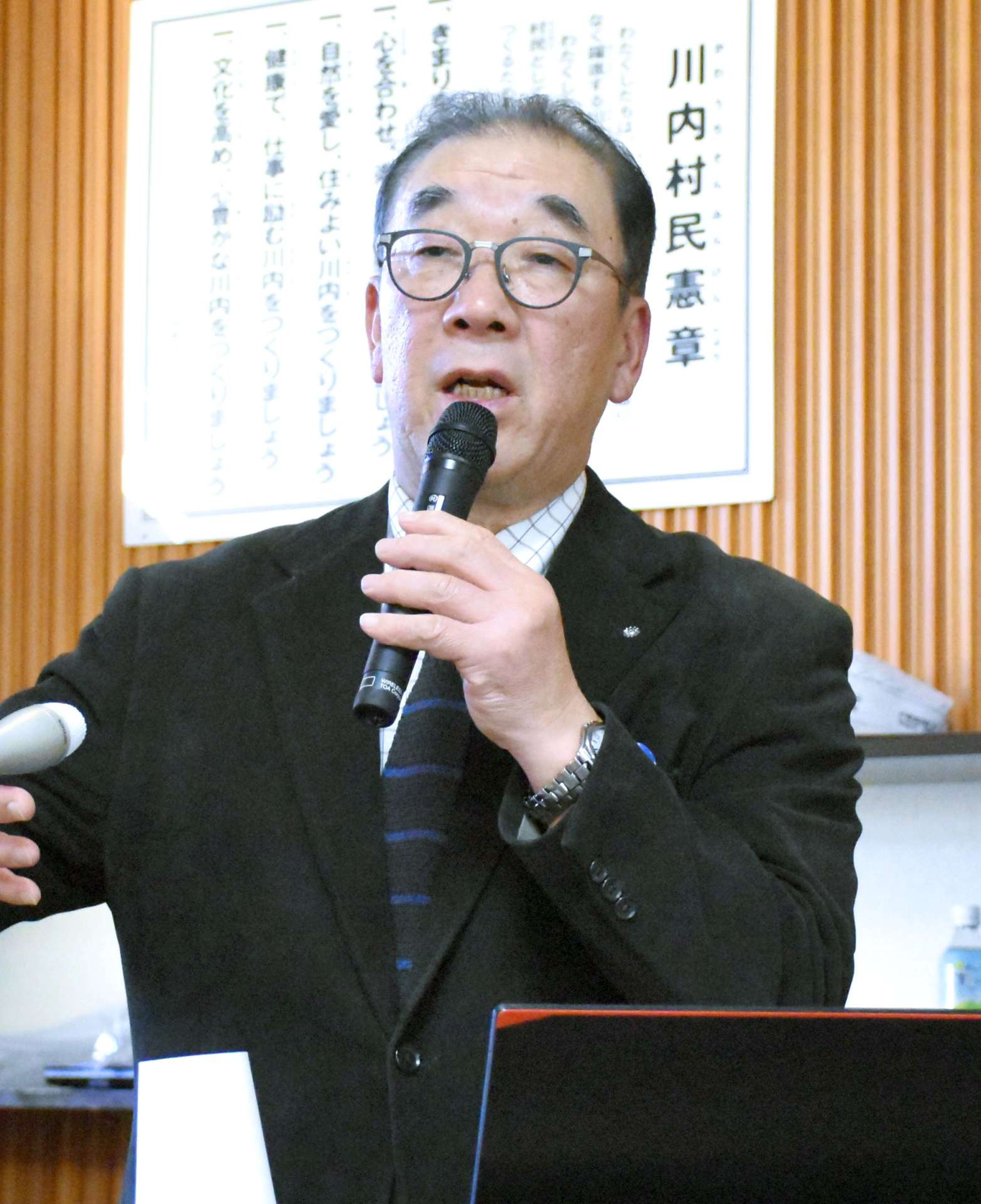 「新しい村づくりを進めたい」と話す遠藤雄幸村長＝２月、福島県川内村